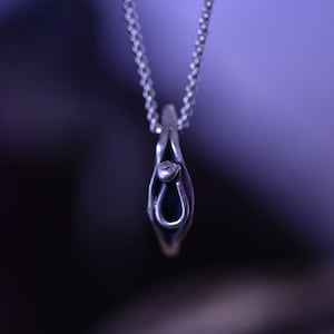 Mini Vulva Halskette - Pendentif Vulve - Vagina Anhänger - Feministischer Schmuck - Handgemacht von Kieve Pauzé Bild 9