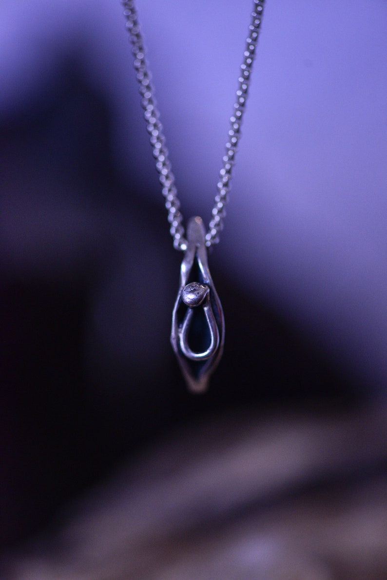 Mini Vulva Halskette - Pendentif Vulve - Vagina Anhänger - Feministischer Schmuck - Handgemacht von Kieve Pauzé Bild 9