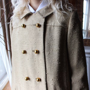 Cute vintage 1960&#39;s Beige Mod Overcoat Coat Coat par Brittany de Charles Sumner Boston avec des boutons d&#39;or