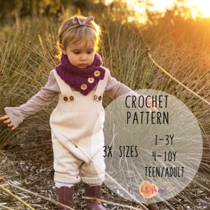 Pode incluir: Padrão de crochê para um cachecol roxo com botões marrons. O padrão inclui três tamanhos: 1-3 anos, 4-10 anos e adolescente/adulto. O padrão está disponível para compra na Peach & Paige.