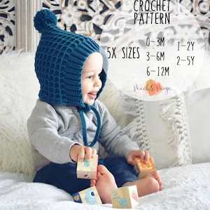 Może przedstawiać: Turkusowy, dziergany na szydełku czapeczka dla niemowlęcia z pomponem na górze. Czapka ma wiązanie na dole. Czapkę nosi niemowlę siedzące na białym łóżku. Tekst na obrazku brzmi "CROCHET PATTERN 5X SIZES 0-3M 3-6M 6-12M 1-2Y 2-5Y Peach & Paige"