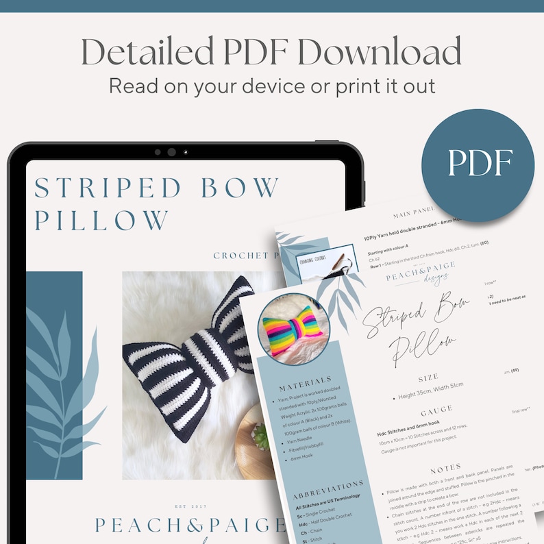 Pu&ograve; includere: Un modello di download digitale per un cuscino a fiocco a righe all'uncinetto. Il modello include istruzioni, elenco dei materiali, abbreviazioni, dimensioni, campione e note. Il modello &egrave; di Peach & Paige Designs.