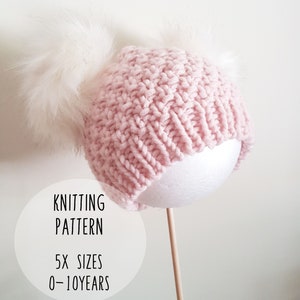 Peut inclure: Bonnet en tricot rose avec deux pompons en fourrure blanche. Patron de tricot pour 5 tailles, de 0 à 10 ans.