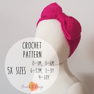 K&ouml;nnte beinhalten: Ein H&auml;kel-Stirnband mit einer gro&szlig;en rosa Schleife. Das Stirnband befindet sich auf einem wei&szlig;en Mannequin-Kopf. Der Text "CROCHET PATTERN" und "5X SIZES" befindet sich auf dem Bild. Der Text "0-3M, 3-6M, 6-12M, 1-3Y, 4-10Y" befindet sich auf dem Bild. Der Text "Peach & Paige" befindet sich auf dem Bild.