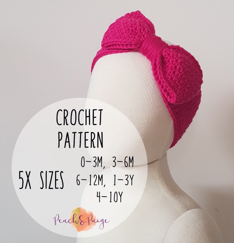 K&ouml;nnte beinhalten: Ein H&auml;kel-Stirnband mit einer gro&szlig;en rosa Schleife. Das Stirnband befindet sich auf einem wei&szlig;en Mannequin-Kopf. Der Text "CROCHET PATTERN" und "5X SIZES" befindet sich auf dem Bild. Der Text "0-3M, 3-6M, 6-12M, 1-3Y, 4-10Y" befindet sich auf dem Bild. Der Text "Peach & Paige" befindet sich auf dem Bild.