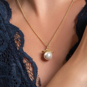 Gold Pearl Pendant Necklace for Women and Girls, Large Gold Pearl Pendant Necklace for Women, Ladies Gold Necklace with a White Faux Pearl