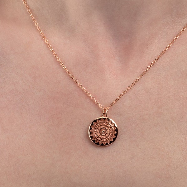 Rose Gold überzogene runde Scheibe Mandala Halskette für Frauen, Rose Gold Halskette mit runder Scheibe Anhänger, zierliche Halskette mit Mandala Anhänger