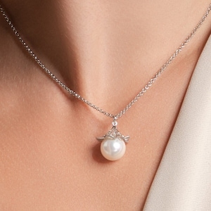 Large Pearl Pendant Necklace for Women and Teen Girls, Pearl Pendant Necklace in a Flower Design, Ladies Necklace with a White Faux Pearl