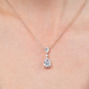 Collar con colgante de gota en forma de pera de plata de ley 925 chapado en oro rosa para mujer. Collar de gota de oro rosa con dos circonitas cúbicas en forma de pera.
