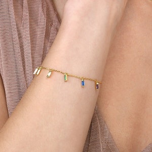 Bracelet à breloques de couleur arc-en-ciel en argent sterling 925 plaqué or pour femmes, bracelet en or délicat avec breloques suspendues en forme de baguette pour filles image 1