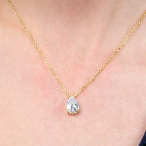 Collar con colgante de circonita cúbica en forma de pera de plata de ley bañado en oro
