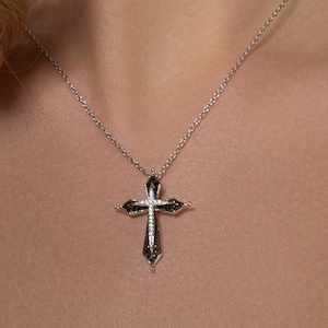 Collier croix élégant en argent sterling 925 pour femme, pendentif croix en argent avec spinelles noires et zircone cubique blanche