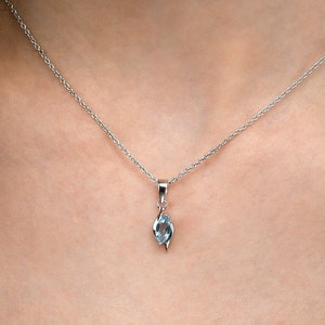 Sterlingzilveren ketting met blauwe topaas marquise