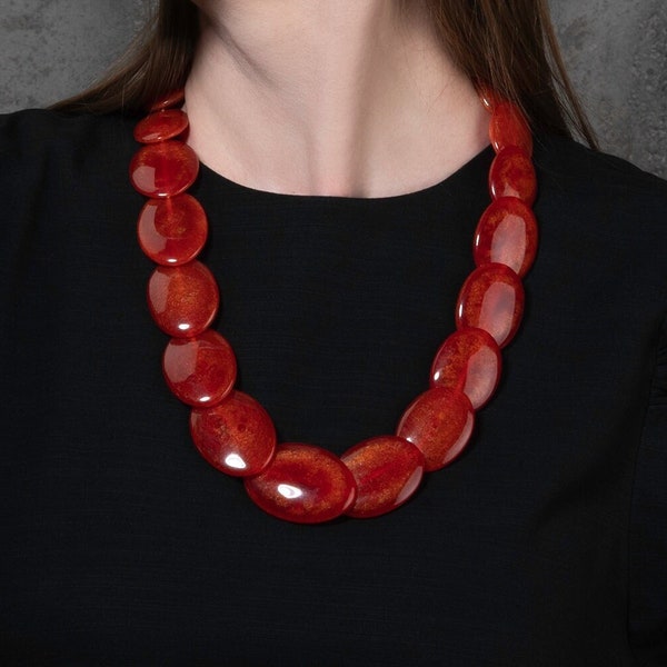 Gros collier rouge orange de 61 cm de long pour femme, grand collier tendance fait main pour femme en résine rouge, bijoux fantaisie bohème rouge