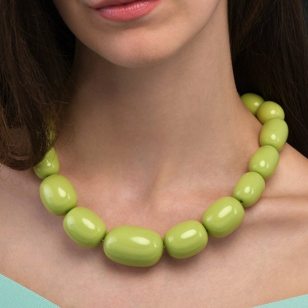 Collier de déclaration vert clair de 50,8 cm de long pour femme, collier épais fait à la main en perles ovales en résine vert clair, bijoux fantaisie Boho