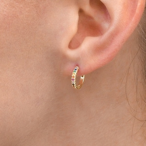 Kleine Regenbogen-Gold-Creolen für Frauen, zierliche Gold-Creolen mit bunten Steinen, niedliche minimalistische Huggie-Creolen für Teenager-Mädchen
