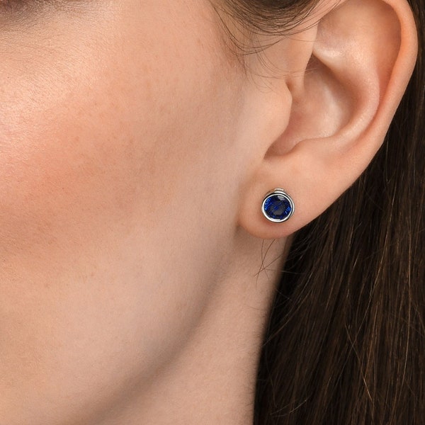 Boucles d'oreilles à tige solitaire bleu foncé en argent sterling 925 pour femme, serti de lunette à pierre unique, clous en argent avec zircone cubique bleu saphir
