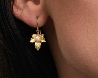 Gold Perlen Tropfen Ohrringe für Frauen, Baumeln Perlen Ohrringe für Frauen und Teenager, Gold Blatt Haken Ohrringe in mattem Finish
