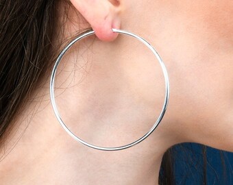 Örhängen i polerat sterlingsilver, minimalistiska rodiumpläterade ringar