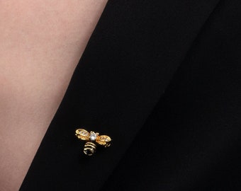 Pozłacana broszka Bumble Bee dla kobiet, złota broszka damska z czarnymi emaliowanymi detalami i błyszczącymi białymi cyrkoniami sześciennymi