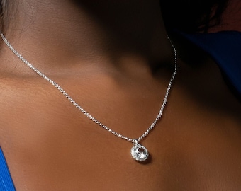 Collier pendentif halo pour femme, collier pendentif rond avec zircons cubiques, collier halo classique pour adolescentes et femmes