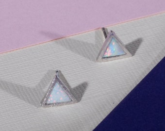 Namana Orecchini A Bottone Opale. Orecchini Triangoli Con Finitura