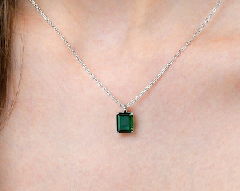 スターリングシルバーの小さな長方形のエメラルドグリーンのペンダント