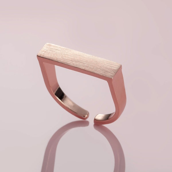 Schlichter Rose Gold Bar Ring für Frauen. Offener Damen Ring mit gebürstetem Finish. Verstellbare Ringe für Frauen. Schlichte Rose Gold Ringe für Frauen.