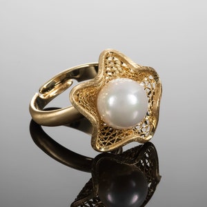Adjustable Gold Pearl Ring for Women, Large Cocktail Rings with a Big White Faux Pearl, Ladies Statement Ring in a Filigree Flower Design