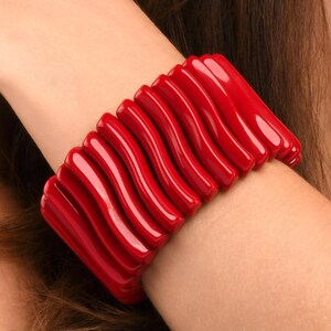 Bracciale rigido rosso spesso da donna, bracciale grande fatto a mano largo 40 mm con maglie in resina rossa a forma di onda, gioiello boho