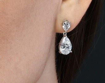 Aura Pear-Shaped Diamond Stud Earrings | De Beers CA