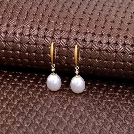 Orecchini pendenti rosa tenue con perle e zirconi cubici Swarovski, regalo per damigella d'onore. - Italia