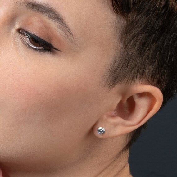Orecchini a bottone solitario piccoli da 6 mm in argento sterling 925 per donna, semplici orecchini a bottone con pietra singola e pietre di zirconia cubica rotonde da 6 mm - Italia