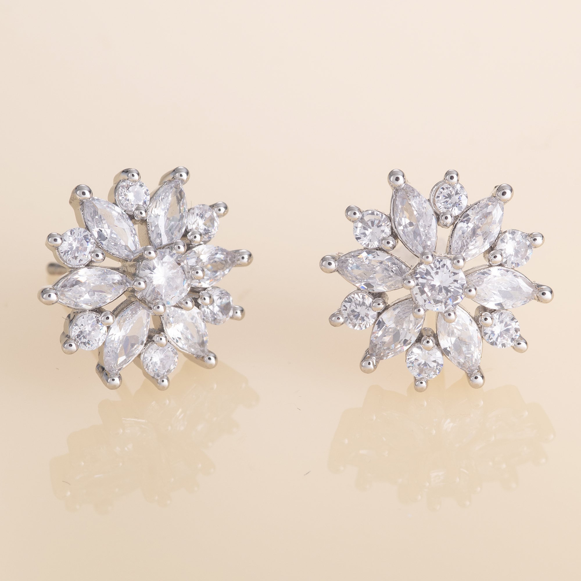 Orecchini A Perno A Forma Di Fiore In Zirconia Cubica - Placcati Argento, Colore Viola, Diametro 2,5 Cm - 2