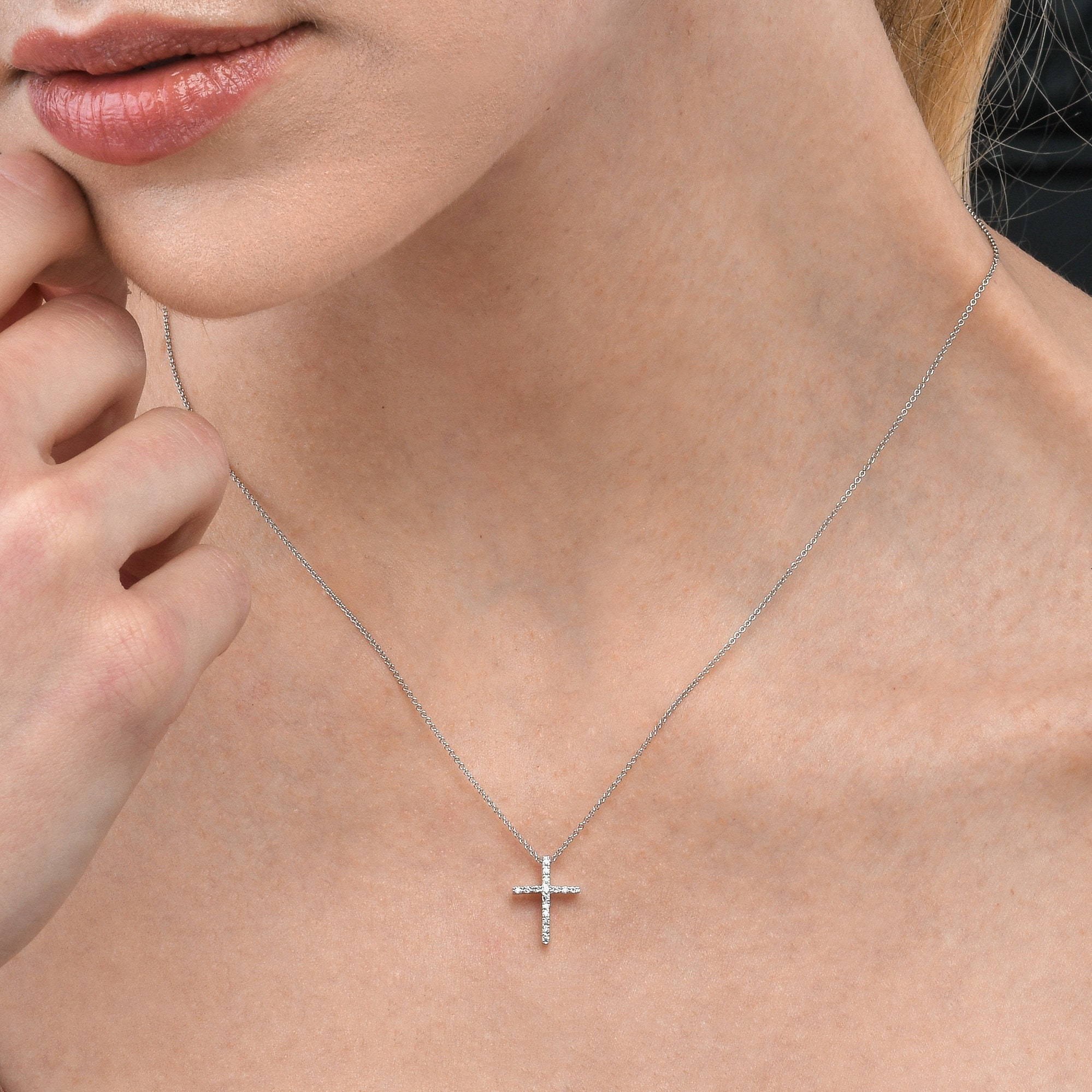 CROCE CIONDOLO in ORO BIANCO con DIAMANTI 0.60 carati CROCE CIONDOLO in ORO BIANCO con DIAMANTI 0.60 carati
