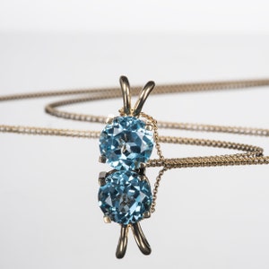 Collana con ciondolo in oro massiccio 9 carati con pietra preziosa di topazio blu svizzero, collana con topazio blu solitario in oro giallo 9 carati per donne e ragazze adolescenti,
