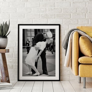 Das kultige Foto Matrose und Krankenschwester Smooch American Sailor Kisses Nurse Friedman, Times Square im Jahr 1945