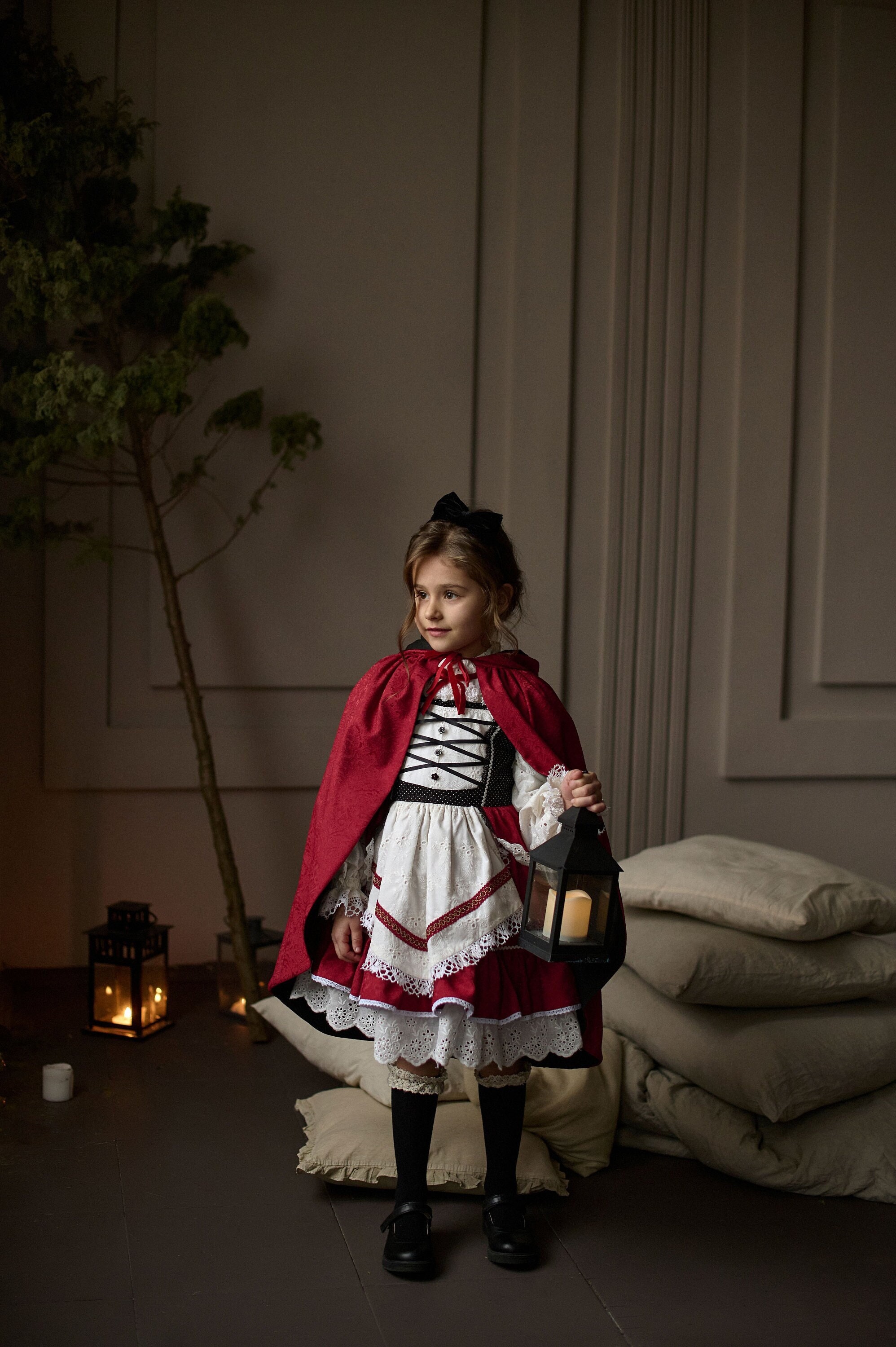 ハロウィンの赤いおとぎ話のベビードレス、乗馬ケープ付き女の子ドレス