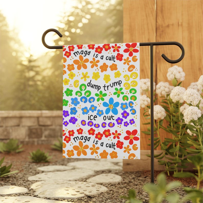 Pancarta de jardín floral arcoíris ligeramente sutil con el lema "Fuera Trump" / Decoración política del orgullo imagen 5