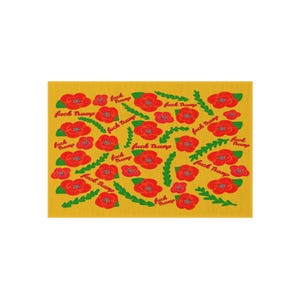 Puede incluir: Un diseño amarillo mostaza con motivos florales rojos y follaje verde. Las palabras "fuck Trump" se repiten en escritura roja. Las flores tienen centros oscuros, creando un contraste llamativo.