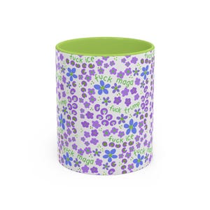 Taza de café con estampado floral sutil y texto de protesta imagen 2