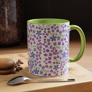 Taza de café con estampado floral sutil y texto de protesta imagen 1