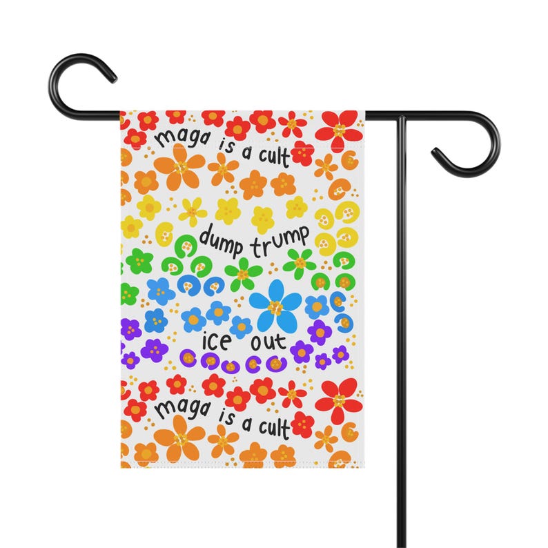 Pancarta de jardín floral arcoíris ligeramente sutil con el lema "Fuera Trump" / Decoración política del orgullo imagen 3