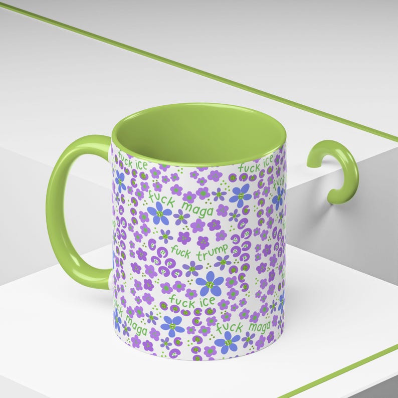 Taza de café con estampado floral sutil y texto de protesta imagen 6