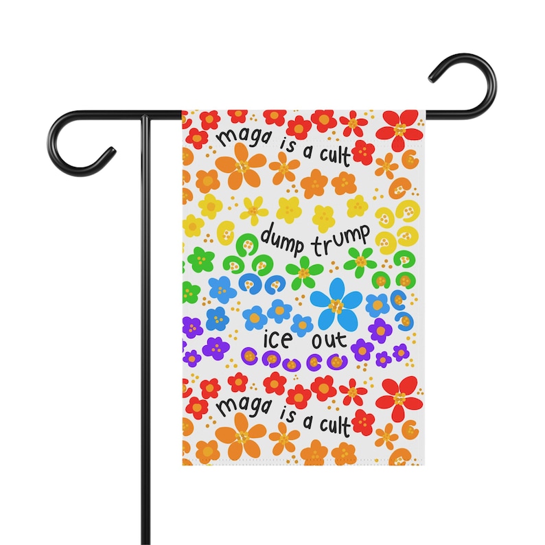 Pancarta de jardín floral arcoíris ligeramente sutil con el lema "Fuera Trump" / Decoración política del orgullo imagen 2