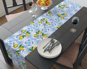 Camino de mesa con estampado de azulejos azules y limones Amalfi / Motivo azul de cerámica mediterránea, mezcla de algodón y poliéster FDT