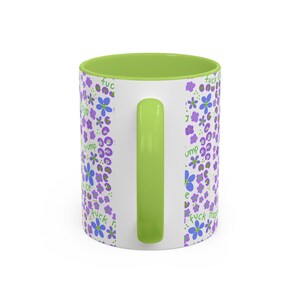 Taza de café con estampado floral sutil y texto de protesta imagen 5