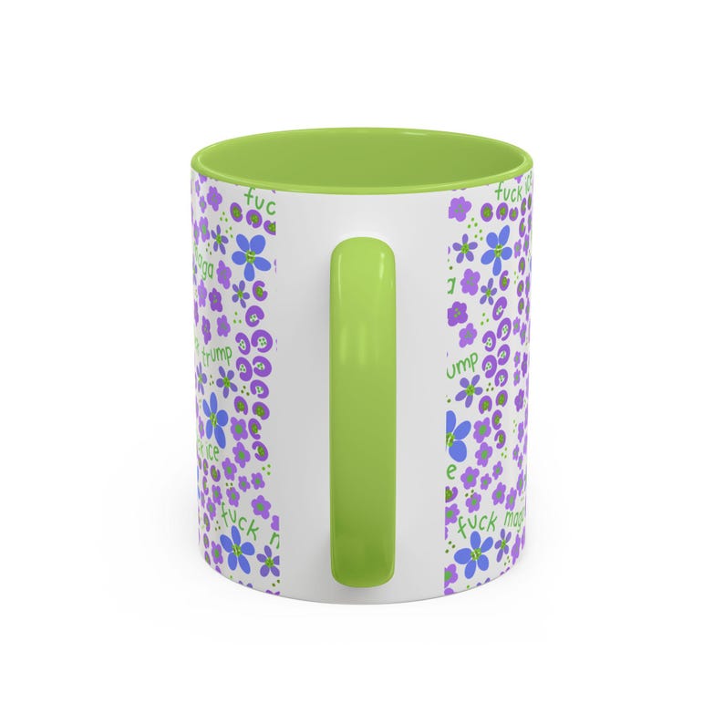 Taza de café con estampado floral sutil y texto de protesta imagen 5