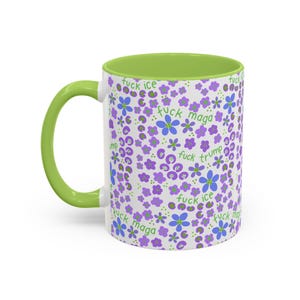 Taza de café con estampado floral sutil y texto de protesta imagen 4