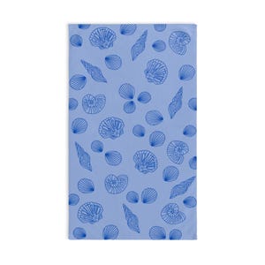 Puede incluir: Una tela azul claro con un patrón repetitivo de conchas marinas azules. Las conchas marinas son de varias formas y tamaños.